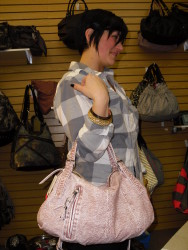can be worn 2 ways - handbag style