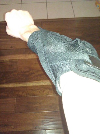 I am 5'7" 142 lbs with also thin arms.  They fit well, you can adjust the Velcro strap however you want.  I would recommend the S/M, they are big enough.  They are pretty comfortable but a little stiff at the beginning.  The fit is almost right, I may have to add extra Velcro on one side so I have the option to tighten it better.