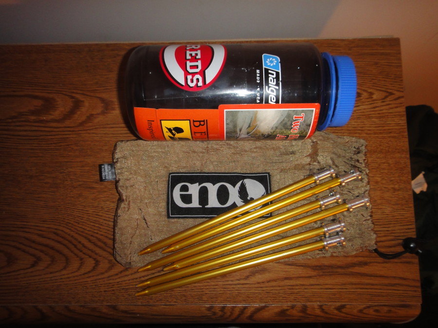 Components that come with the Onelink: Stakes