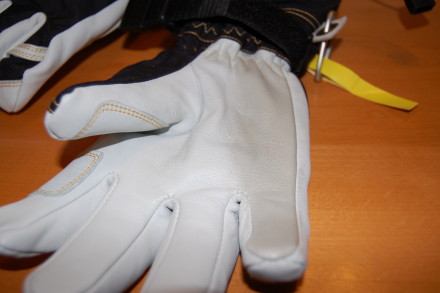 Hestra Balm darkens the gloves