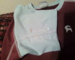 Reflective logo on right sleeve