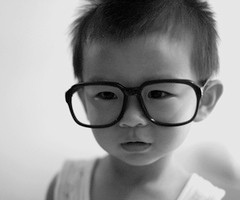 The tech specs say not compatible with eyeglasses.