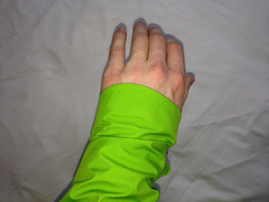 Asymmetrical cuff closed