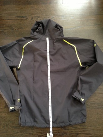 I'm 5'9" and have the medium.  It fits a little long on me -- actually about 3 inches, so probably pretty good for you.  Said another way, the bottom of the jacket is about 7 inches below the top of my pants.  The photo below shows the jacket along side a measuring tape.  From neck to hem, it is 27 inches.  As for layering, I have a 41" chest, and can certainly get a base+mid layer under the jacket.  
