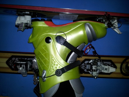 Space between ski and boot