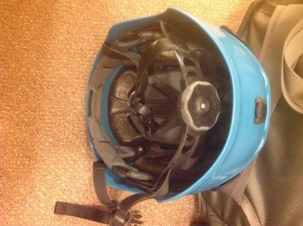 Solid climbing helmet
